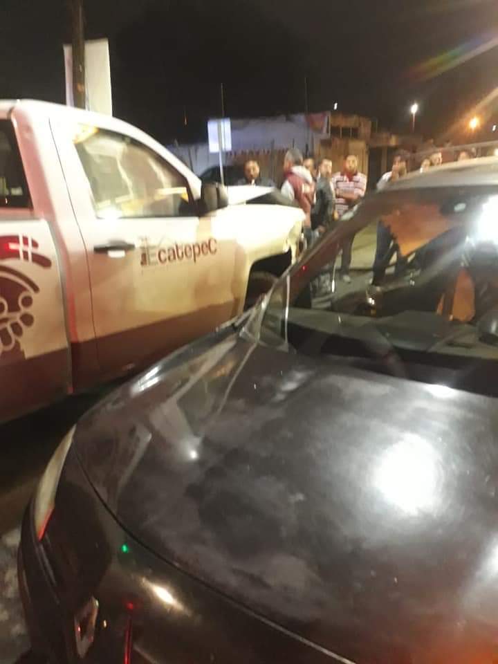  Vehículo del ayuntamiento de Ecatepec provoca accidente